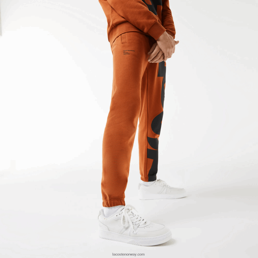 Lacoste trebukse i bomull med kontrasterende bokstaver 4J4X0T1037 brun 3pb menn